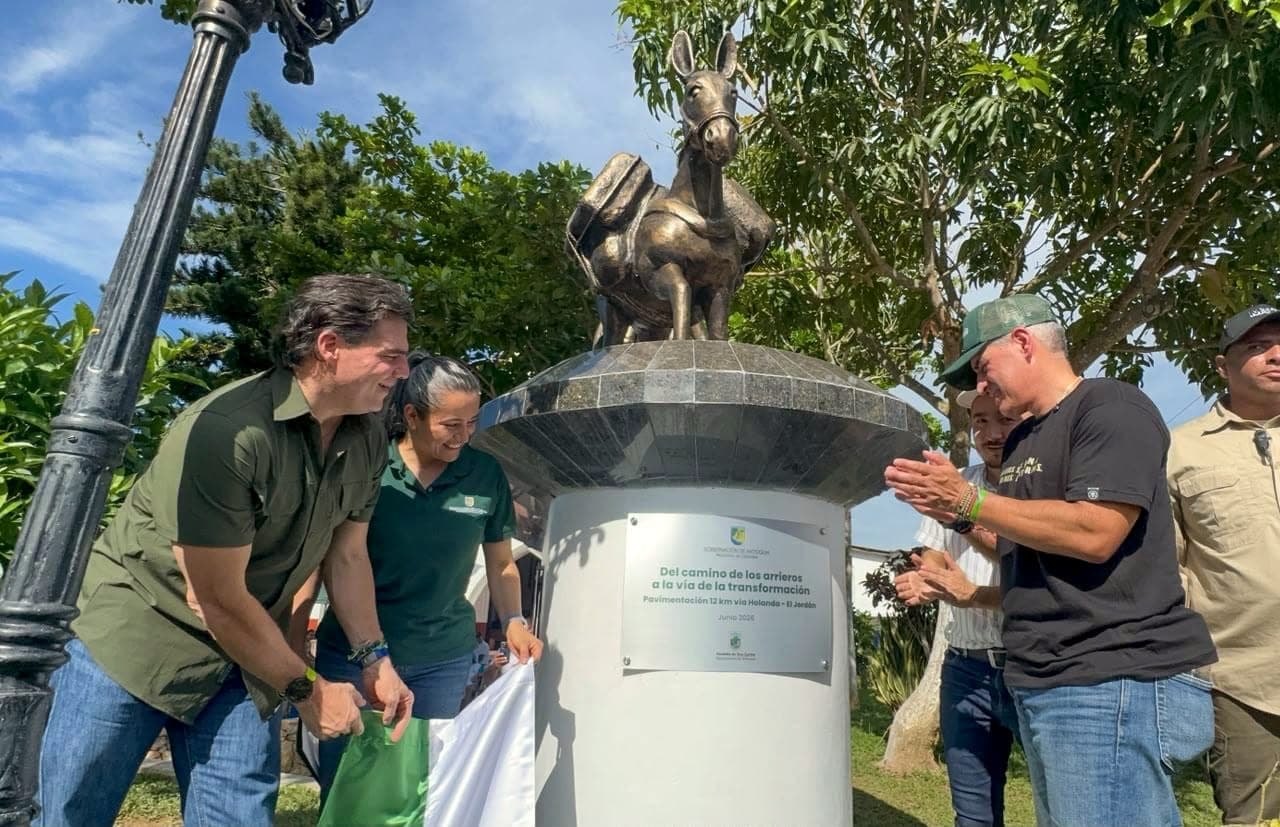 Alejandro Arbeláez A. descubre, sonriendo, un monumento a una mula de arriero con la placa «Del camino de los arrieros a la vía de la transformación»