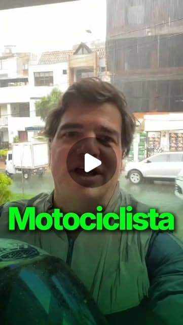 Alejandro Arbeláez A. graba un video bajo la lluvia en una calle de Medellín; texto «Motociclista»