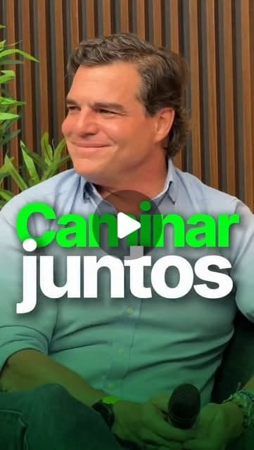 Alejandro Arbeláez A. sonríe en un corredor de madera; texto «Caminar juntos»