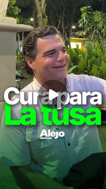 Alejandro Arbeláez A. sonríe de noche en un parque de Girardota; texto «Cura para la tusa»