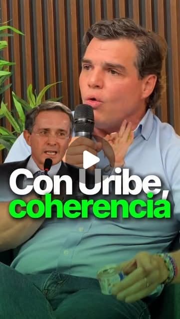 Alejandro Arbeláez A. habla con micrófono junto a Álvaro Uribe Vélez; texto «Con Uribe, coherencia»