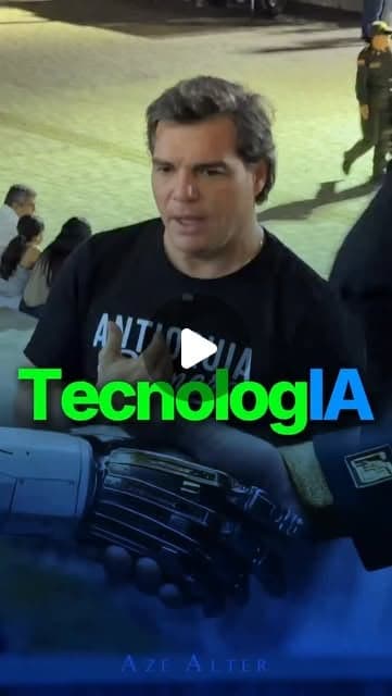 Alejandro Arbeláez A. habla en un espacio abierto; texto «TecnologIA»