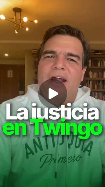 Alejandro Arbeláez A. habla frente a una biblioteca; texto «La justicia en Twingo»