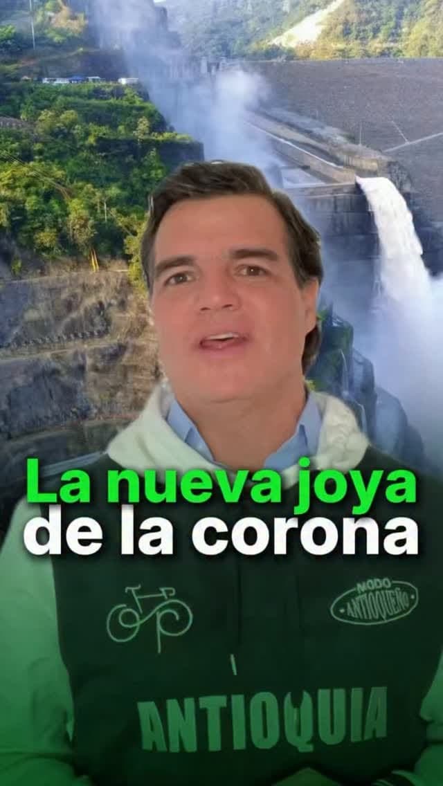 Alejandro Arbeláez A. habla a cámara frente a la presa de Hidroituango y su vertedero