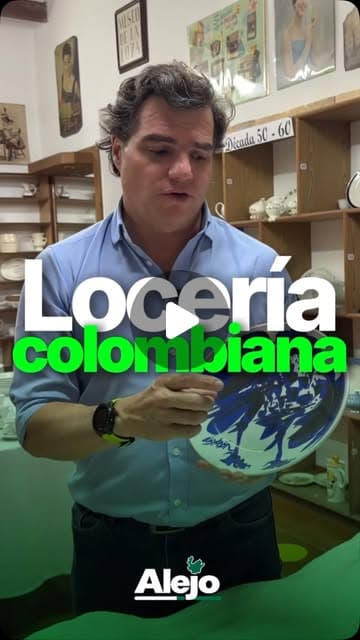 Alejandro Arbeláez A. sostiene un plato de loza azul y blanca en el Museo de la Loza de Caldas; texto «Locería colombiana»