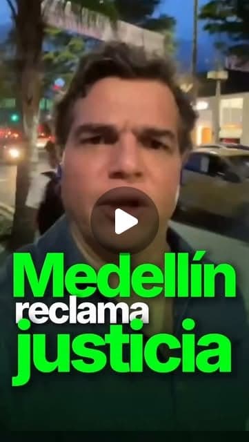 Alejandro Arbeláez A. graba un video de noche en una calle de Medellín; texto «Medellín reclama justicia»