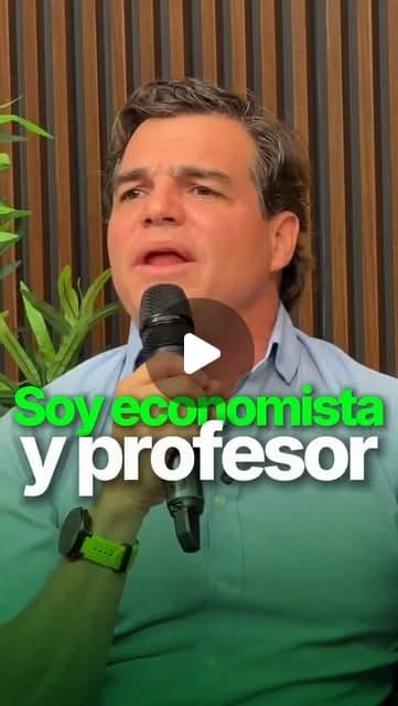 Alejandro Arbeláez A. habla con micrófono; texto «Soy economista y profesor»