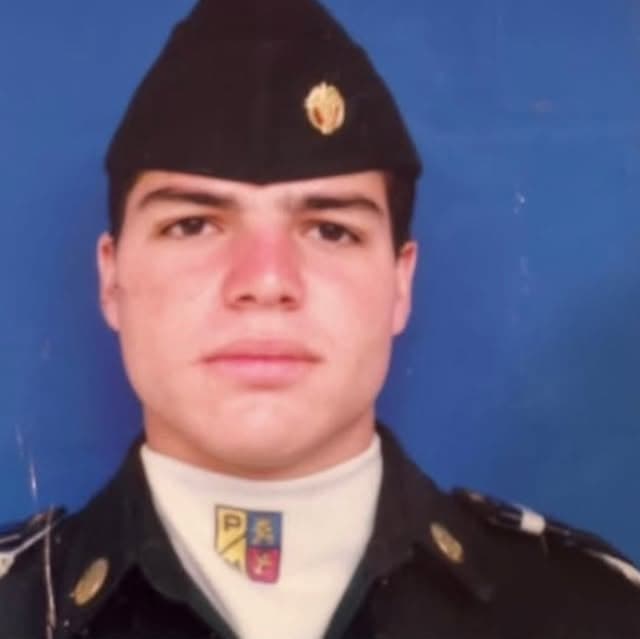 Fotografía antigua de Alejandro Arbeláez A. a los 19 años, con uniforme y boina de soldado