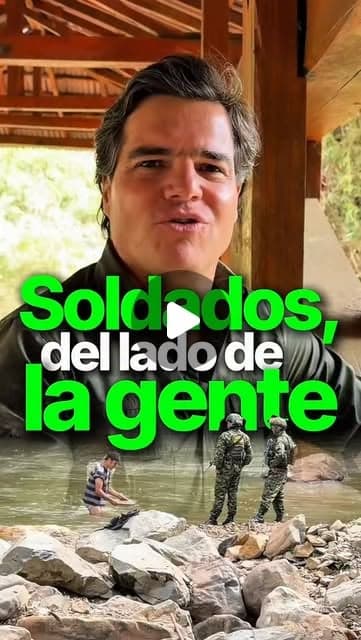 Alejandro Arbeláez A. en un corredor de madera y, abajo, soldados junto a un río; texto «Soldados, del lado de la gente»
