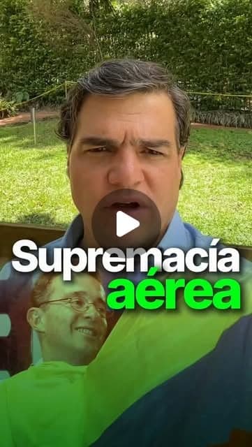 Primer plano de Alejandro Arbeláez A. al aire libre; texto «Supremacía aérea»